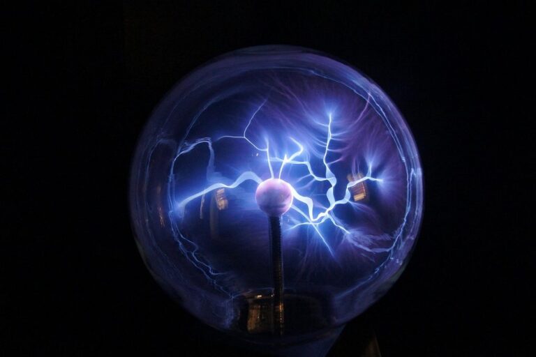 Sphère à plasma traversée de décharges électriques bleues