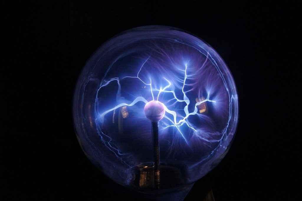 Sphère à plasma traversée de décharges électriques bleues