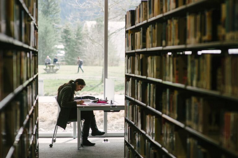Étudiante en révision à la bibliothèque universitaire pour le concours PASS