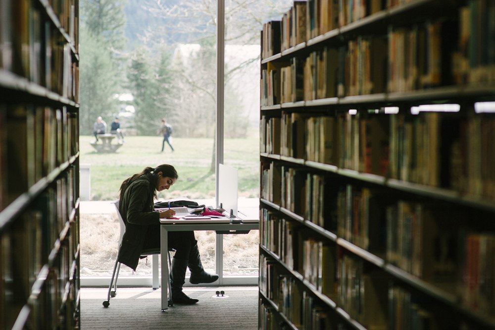 Étudiante en révision à la bibliothèque universitaire pour le concours PASS