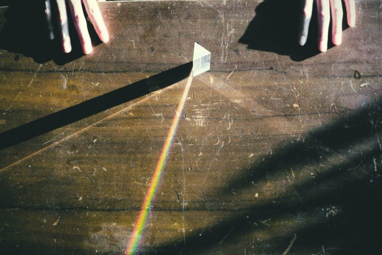 Expérience de réfraction de la lumière avec un prisme, physique optique