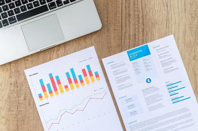 Graphiques imprimés en barres et en courbes, posés sur une table